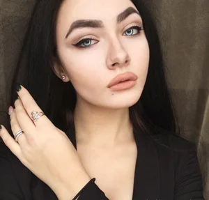 Caroly Escort